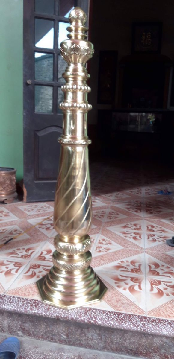 Cột cái cầu thang đồng