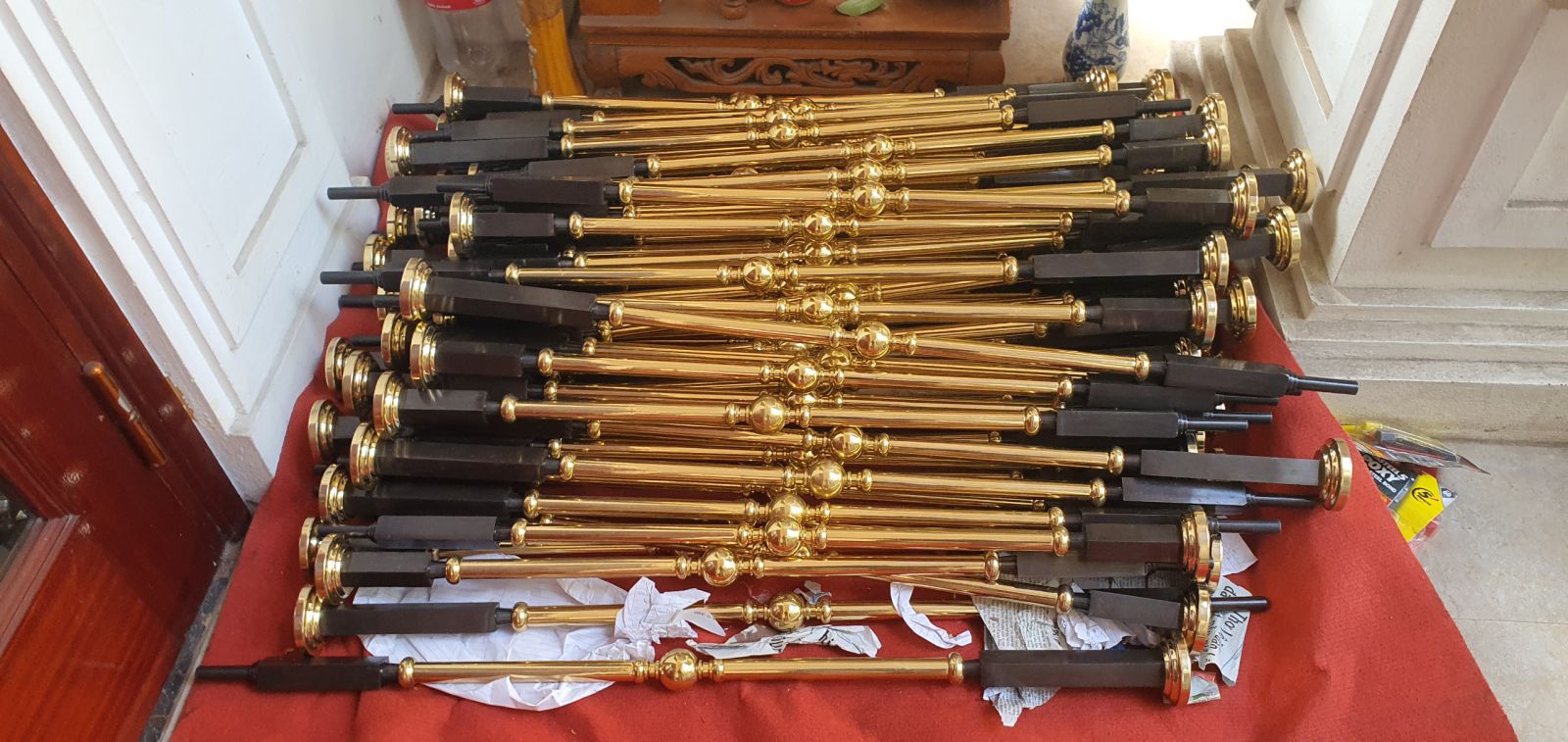 Cột cầu thang bằng đồng vàng hợp kim
